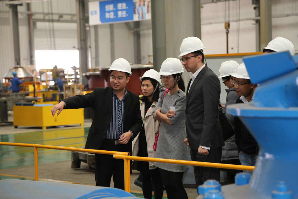 风投考察团参观益达注册生产车间