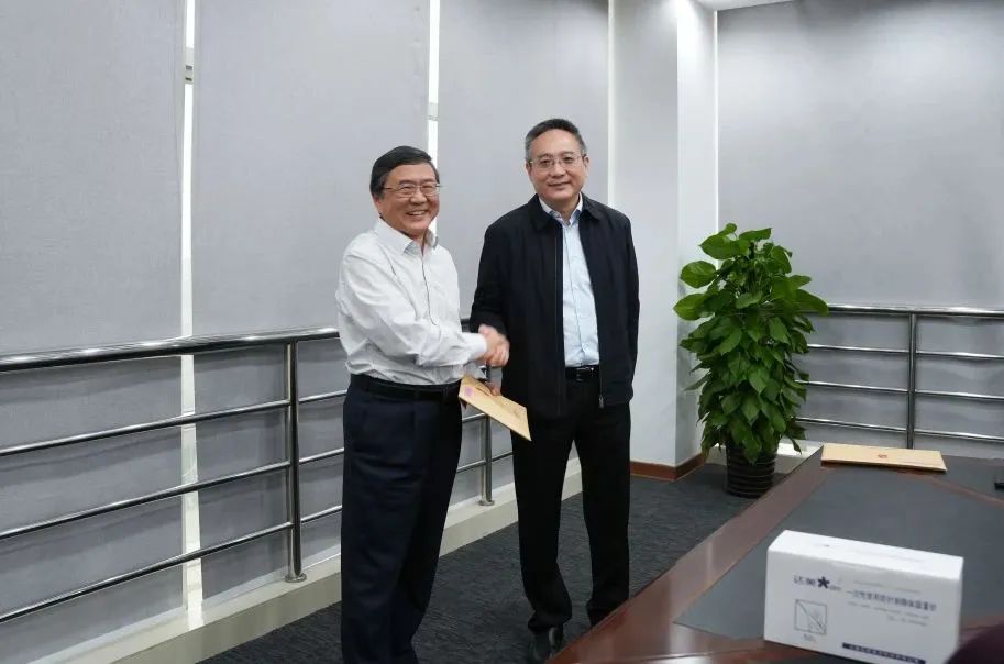 奉贤区人大常委会党组书记、主任张培荣一行莅临益达注册股份开展“优环境、稳经济”大走访大调研