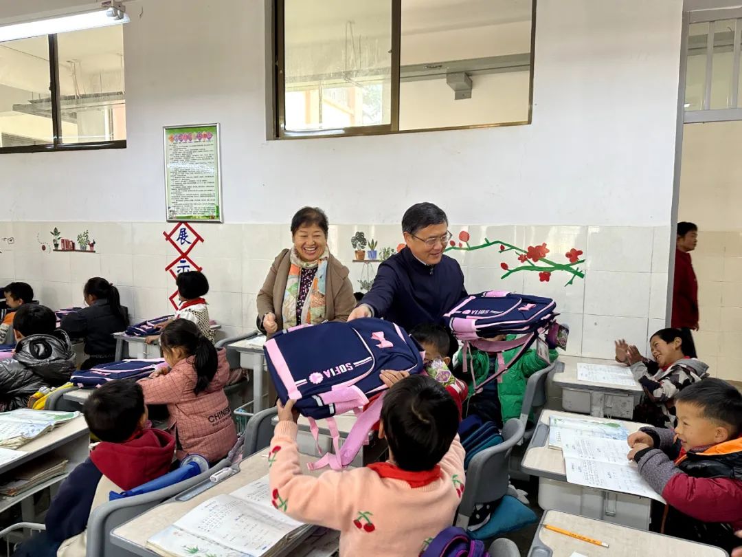 【用心呵护幼苗】谢文董事长走进中国砂石协会希望小学 以实际行动践行企业社会责任